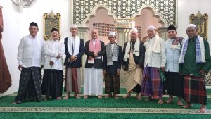 Ustadz Hasyim bersama pengurus Mushola